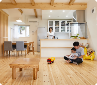 リビングで遊ぶ、お父さんと息子