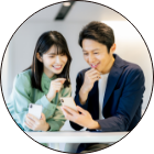 女性と男性が携帯を見ている