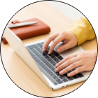 パソコンを触っている手元