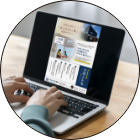 パソコンを触っている手元