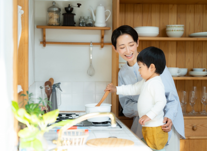 お母さんと息子が遊んでいる写真