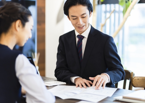 スーツを着用した男性が説明している写真