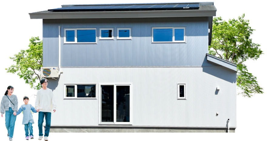 屋根に太陽光パネルが載った二階建ての家の前で、手をつないで歩く家族三人の様子