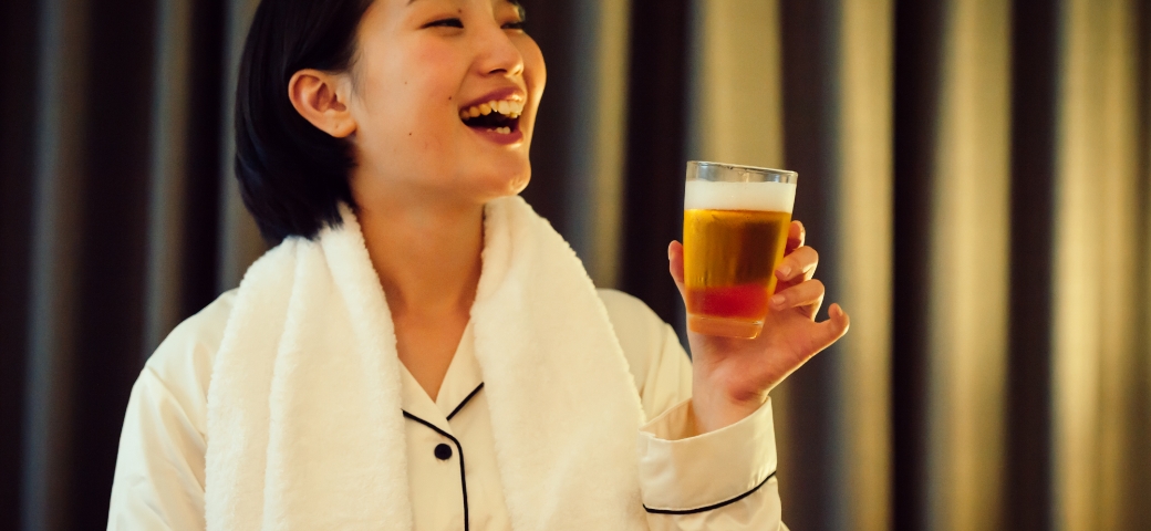 女性がビールを飲んでいる写真