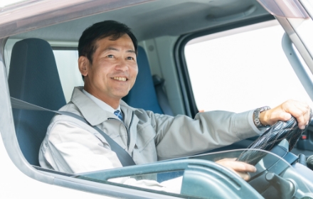 運転席で運転をしている男性の写真