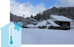家に雪が積もっている写真と温度計のアイコン