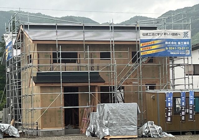 【南会津町 新築注文住宅】袖壁が映える高性能な住まい　屋根葺き完了