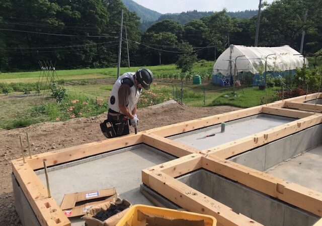 【金山町 新築注文住宅】大自然に佇むトライブリッドの住まい　土台敷き込み