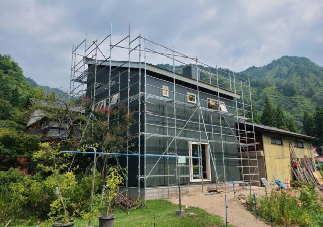 【金山町 新築注文住宅】大自然に佇むトライブリッドの住まい　まもなく足場解体！