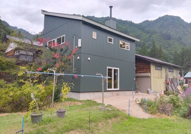 【金山町 新築注文住宅】大自然に佇むトライブリッドの住まい　外部足場解体！