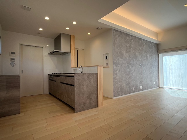 LDKを斜め天井にして開放的な空間に仕上げています。間接照明もお洒落です。