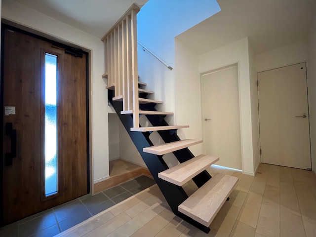 玄関脇の階段は開放型に!ブラックのアクセントが素敵です!