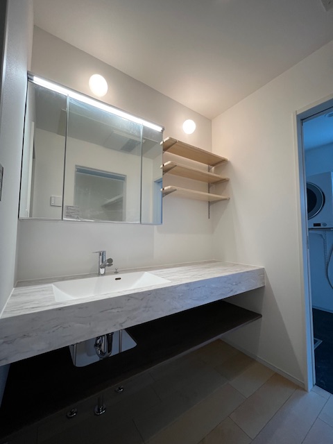 独立型の洗面化粧台はアイカ工業を採用。Instagramで見つけた希望のイメージを再現しています。